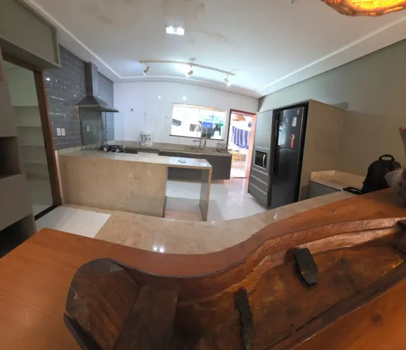 PONTA NEGRA. COND. JARDIM EUROPA, CASA TERREA COM 4 QUARTOS SENDO 2 SUITES, PISCINA E 4 VA