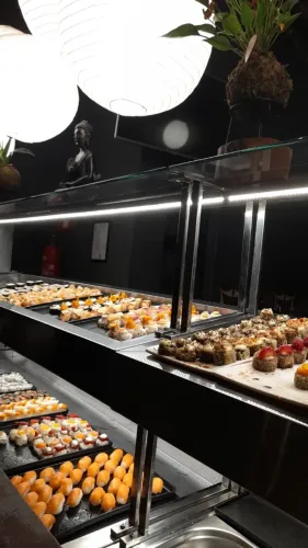 Buffet Gelado, ambiente e quente. ( sushi - sobremesas - saladas) 