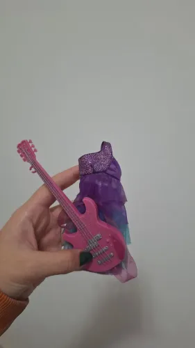 Roupa e guitarra boneca Barbie popstar Keira