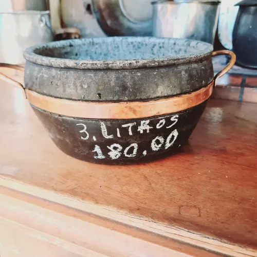 Panela de pedra antiga com detalhe em cobre