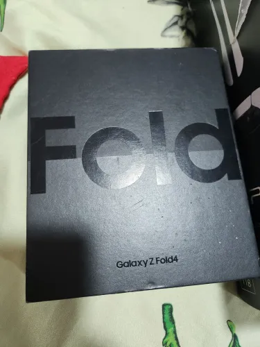 Z fold 4 com caixa em bom estado