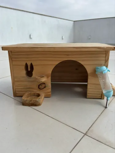 Casinha de Coelho Pinus com Porta feno e Bebedouro