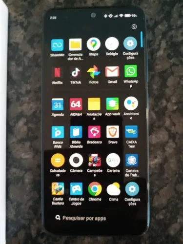 Redimi note 11 possui algumas marcas de uso.