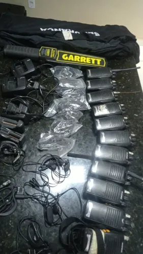 Conjunto segurança: 9 camisas, 15 rádios, 15 fones, 1 detector e 2 carregadores de laser