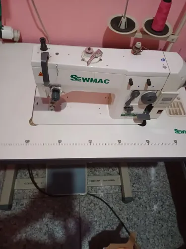 Máquina de costura zig-zag industrial usada