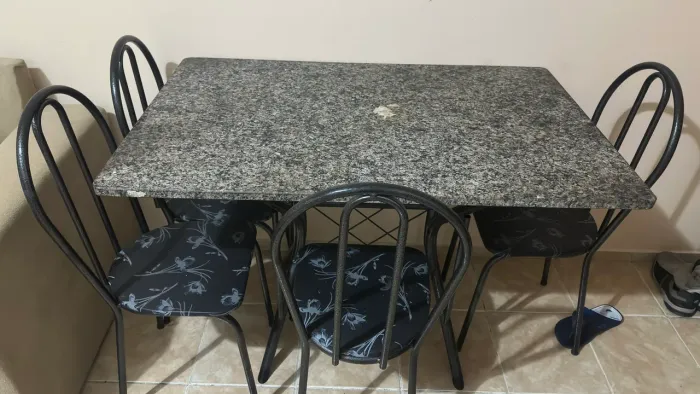 Mesa com 4 cadeiras