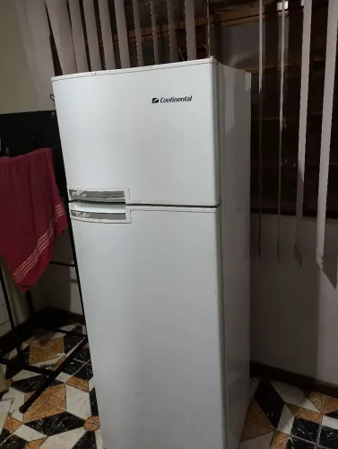 Geladeira continental ótimo estado funciona perfeitamente 360 litros