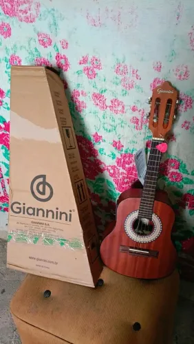 Cavaquinho Giannini novo na caixa.