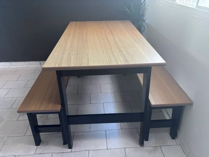 Mesa com bancos