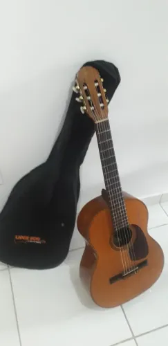 Violao de nylon, todo em madeira sólida, rastilho e pestana de osso. Violao antigo