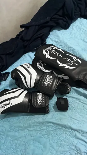 Luva De boxe acompanhada de strap (e uma caneleira de brinde) a luva é profissional.