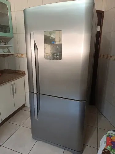 Geladeira inverse Eletrolux inox semi nova.