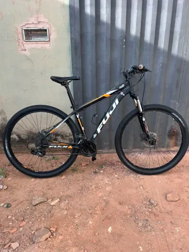 Bicicleta Aro 29 Marca Fuji Com Suspensão Marcha E Freio A Disco Semi Nova