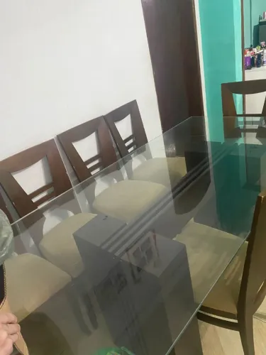VENDE SE MESA VIDRO COM 6 CADEIRAS COM PEQUENA AVARIA NO PÉ E NA BEIRADA DAS CADEIRAS
