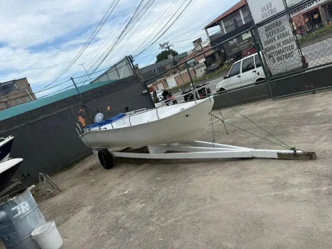 Lancha tipo Corisco com motor de 20hp e carretinha