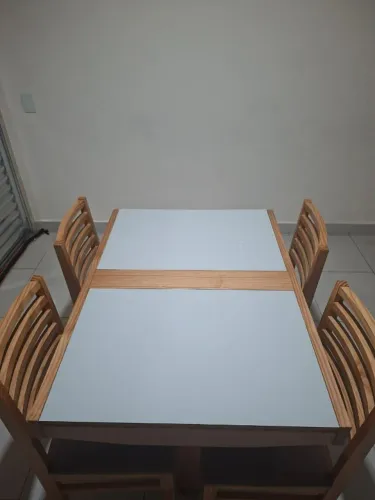Mesa de jantar e 4 cadeiras