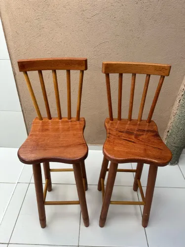 2 cadeiras de madeira para balcão