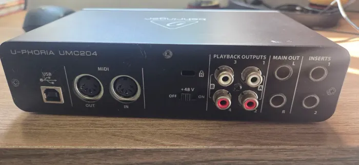Interface de áudio Behringer UMC204