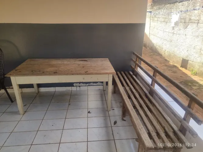 Mesa de madeira com banco