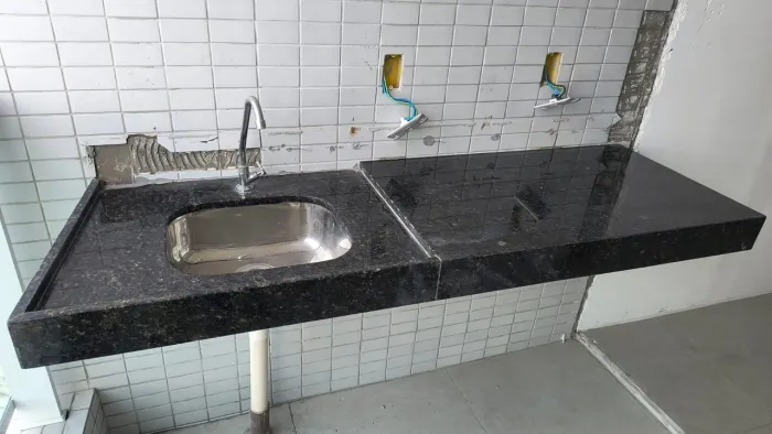 BALCÃO EM GRANITO VERDE UBATUBA, JÁ RETIRADO, VEM COM CUBA EM INOX, SIFÃO E VÁLVULA 