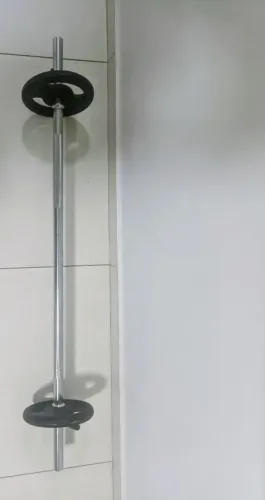 Barra de Musculação com Anilhas de Ferro e Travas