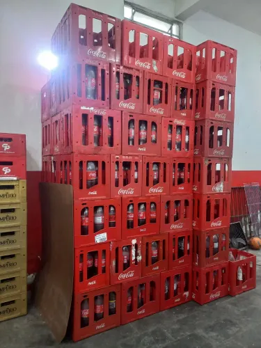 Caixas de coca retornável com vasilhames 