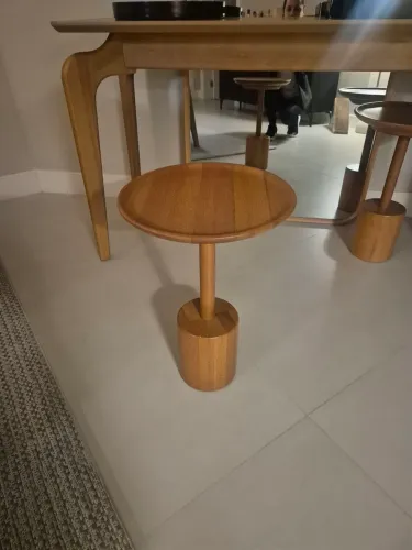 Mesa lateral em madeira maciça