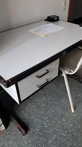Mesa de escritório Marelli com duas gavetas