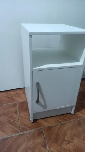 Criado mudo com gaveta secreta