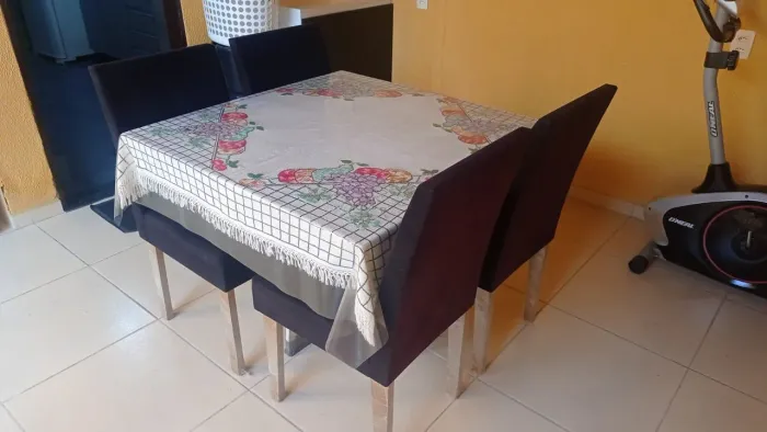 Lindo conjunto de mesa e cadeiras