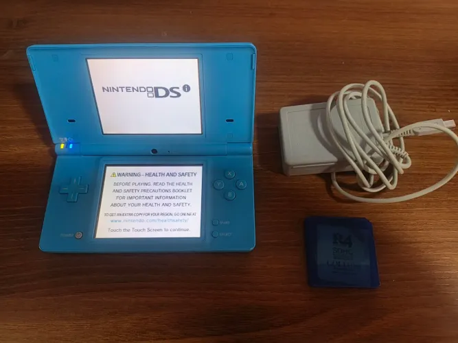 Vendo Nintendo DSI com carregador, canetinha e cartão com jogos