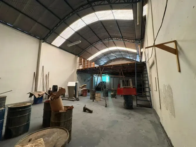 Imóvel para aluguel possui 250 metros quadrados em Waldemar Hauer - Londrina - PR