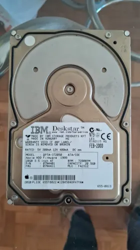 Disco rígido IBM Deskstar modelo DPTA-372050 de 20.5 GB, fabricado na Hungria