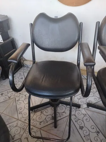 Vende-se uma cadeira hidráulica preta