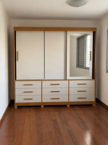 Guarda-Roupa com Espelho e 9 Gavetas - Excelente Oportunidade!