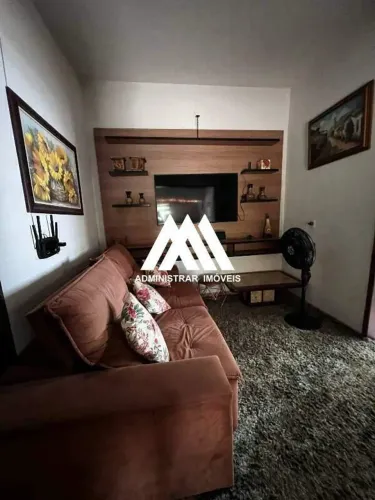 Casa á venda com 02 quartos e loja no centro de Igarapé MG!