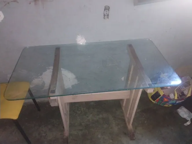 Vende-se está mesa