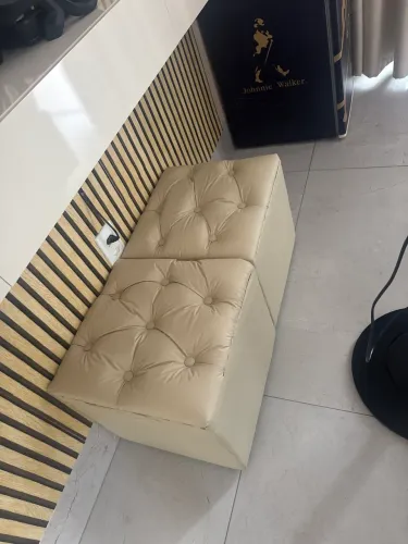 Kit 2 pufs em corino beje novos , só vendo os dois 