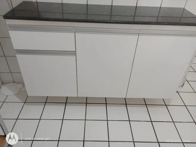 Balcão de cozinha com tampa de mármore, mede 1,50 de tamanho por ,50 e de altura