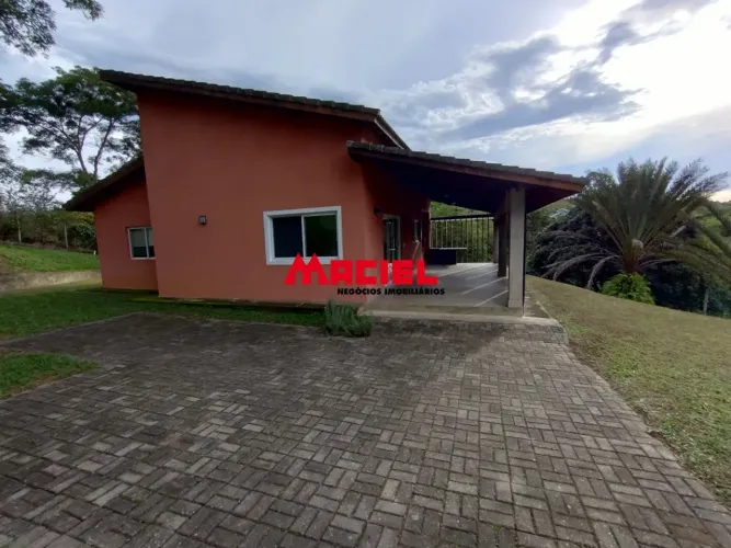 VENDO CASA TÉRREA EM TERRENO DE 2.500 M2 NO CONDOMÍNIO AERONÁUTICO IPUÃ EM CAÇAPAVA/SP