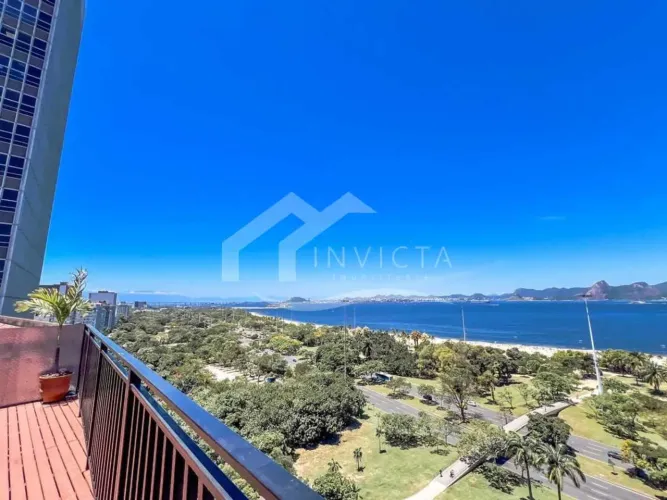 Apartamento de dois quartos com vaga na quadra da praia do Flamengo