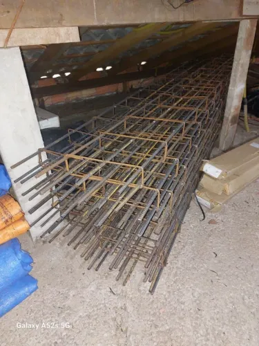 Vendo ferragens,São 13 colunas de 6 ferros 3/8 20x7 com três metro e meio de comprimento 1