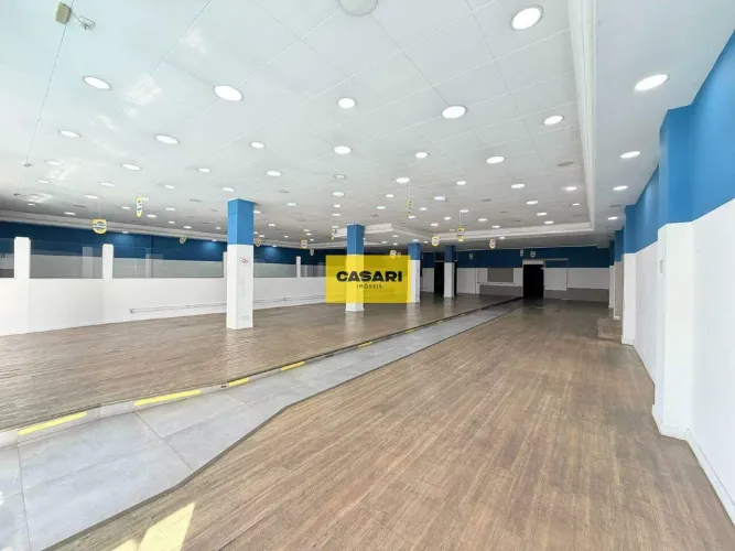 Salão Comercial 800m² com Fachada de Vidro e 10 Vagas Rua Jurubatiba | SBC