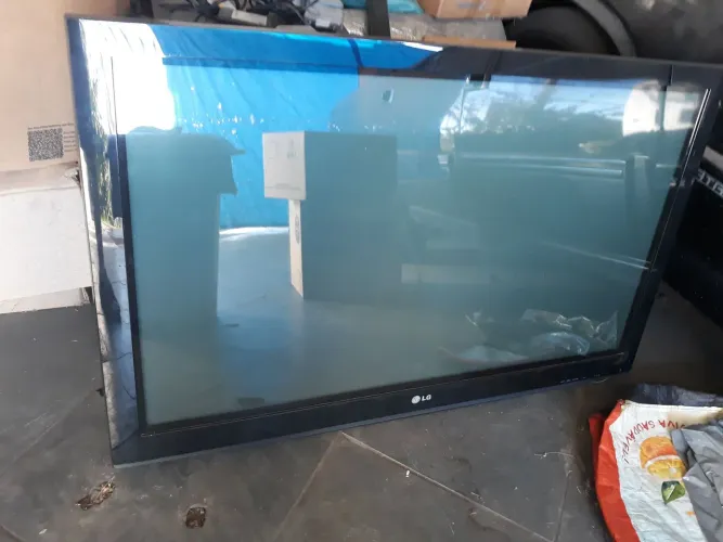 Vendo TV 42 pol LG plasma,com defeito.Não liga.