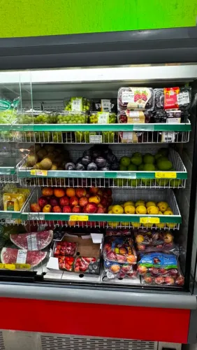 Geladeira de Hortfruti<br>220v<br>Fechada - 4 folhas vidro<br>Marca INTERFRI