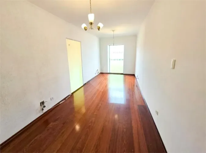 Apartamento com 2 Dormitórios, Varanda e 1 Vaga