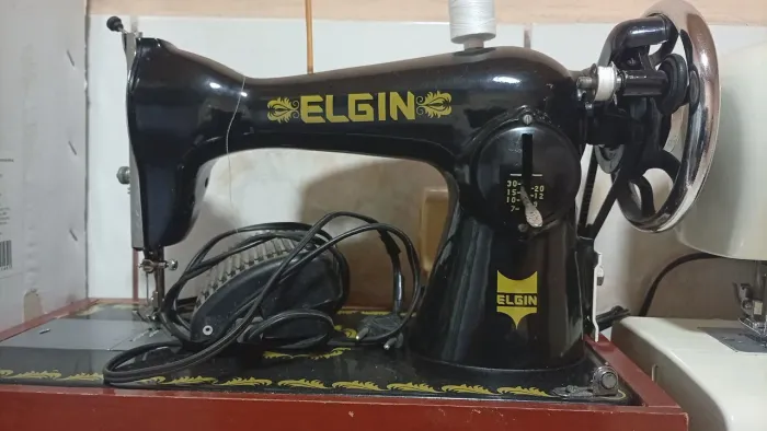 Máquina de costura Elgin 