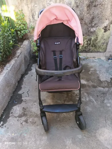 Carrinho + bebê conforto e cadeira de alimentação 