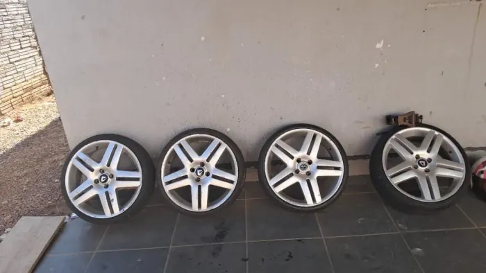 Rodas aro 18 4x100 pneus novo