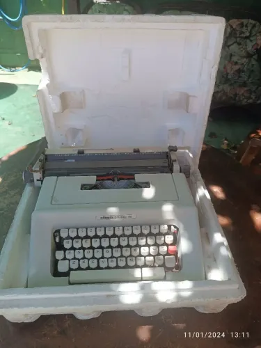 Máquina de escrever antiga Olivetti